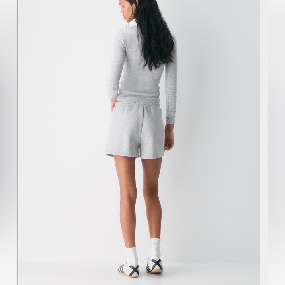 Aritzia
Cozy Sweatfleece Perfect Hi-rise Mini Short - Picture 2 of 9